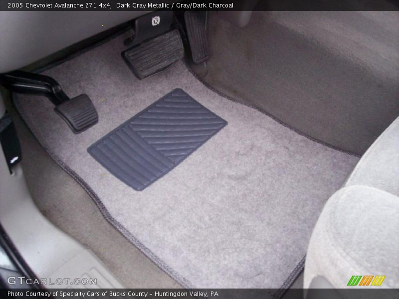 Dark Gray Metallic / Gray/Dark Charcoal 2005 Chevrolet Avalanche Z71 4x4