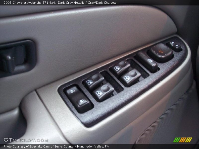 Dark Gray Metallic / Gray/Dark Charcoal 2005 Chevrolet Avalanche Z71 4x4