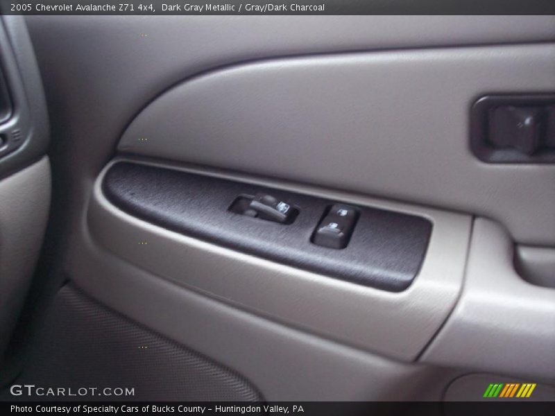 Dark Gray Metallic / Gray/Dark Charcoal 2005 Chevrolet Avalanche Z71 4x4