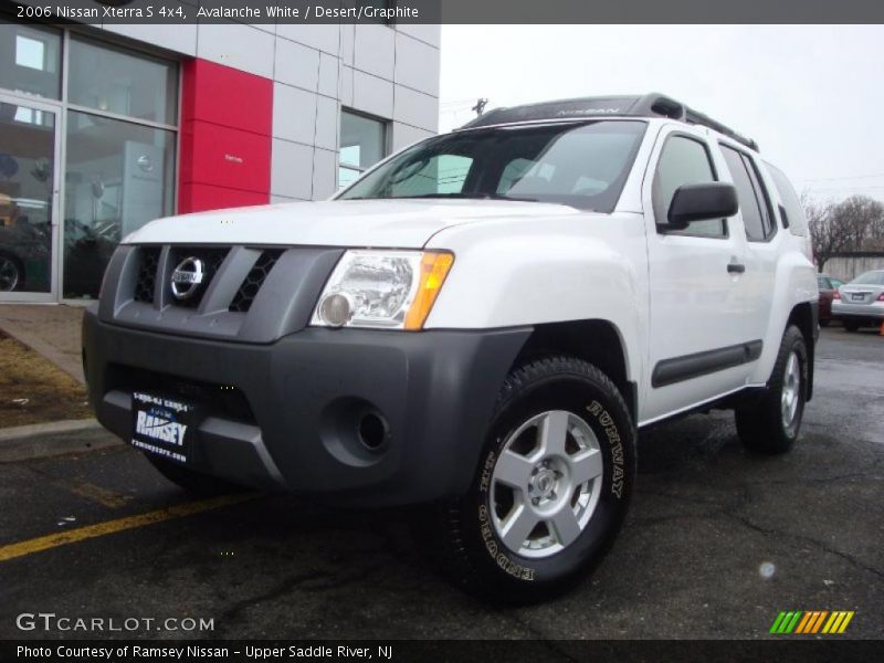 Avalanche White / Desert/Graphite 2006 Nissan Xterra S 4x4