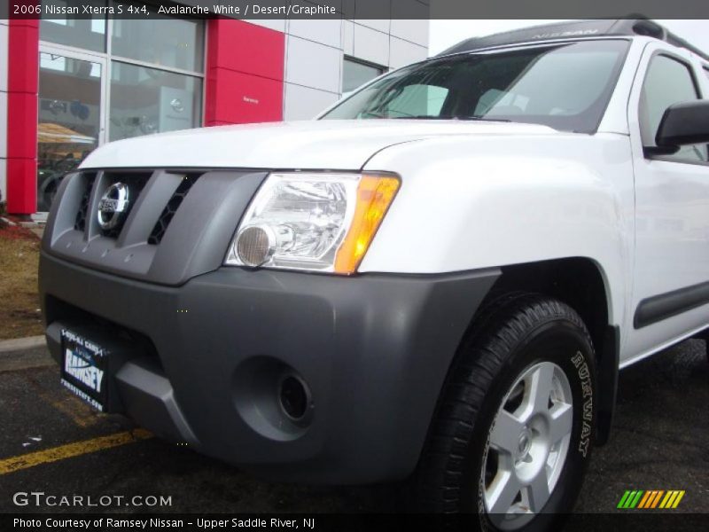 Avalanche White / Desert/Graphite 2006 Nissan Xterra S 4x4