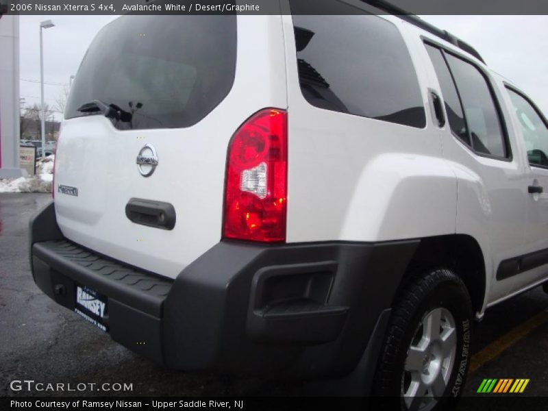 Avalanche White / Desert/Graphite 2006 Nissan Xterra S 4x4