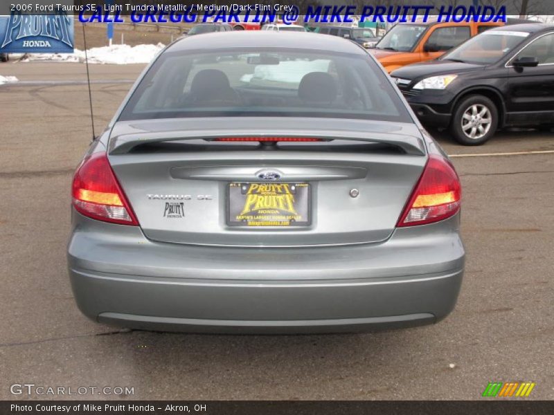 Light Tundra Metallic / Medium/Dark Flint Grey 2006 Ford Taurus SE