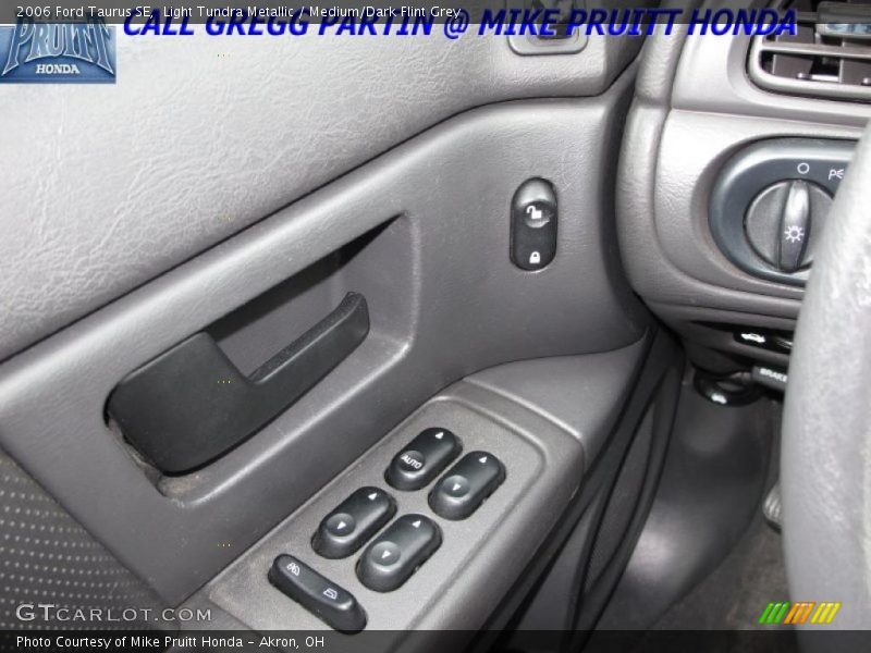 Light Tundra Metallic / Medium/Dark Flint Grey 2006 Ford Taurus SE