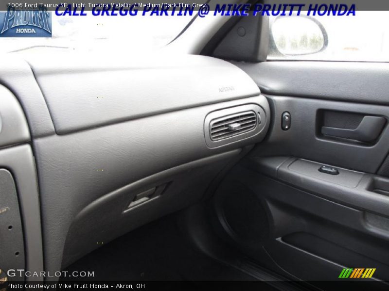 Light Tundra Metallic / Medium/Dark Flint Grey 2006 Ford Taurus SE
