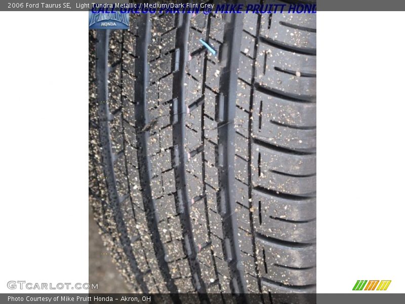 Light Tundra Metallic / Medium/Dark Flint Grey 2006 Ford Taurus SE