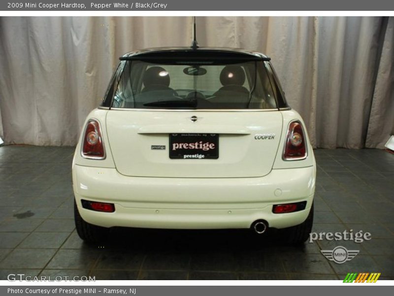 Pepper White / Black/Grey 2009 Mini Cooper Hardtop