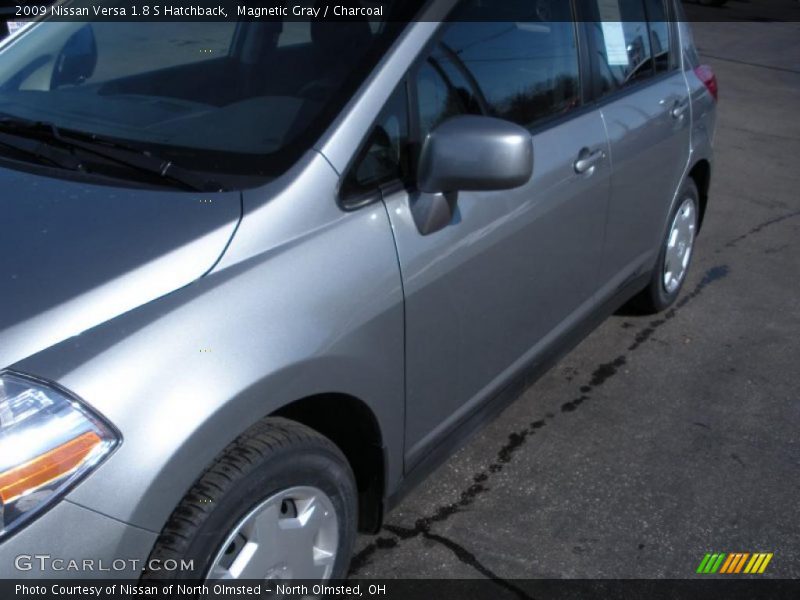 Magnetic Gray / Charcoal 2009 Nissan Versa 1.8 S Hatchback