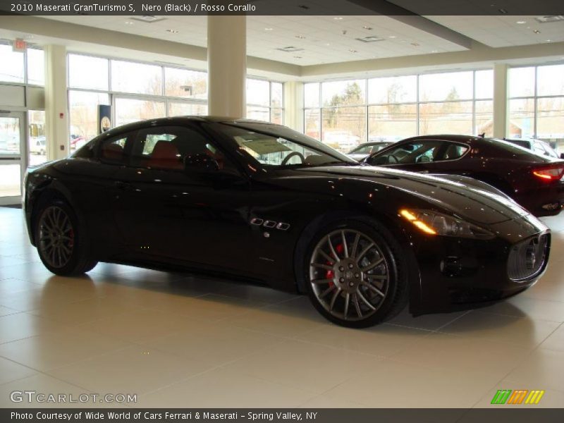Nero (Black) / Rosso Corallo 2010 Maserati GranTurismo S