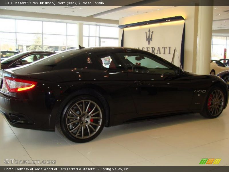 Nero (Black) / Rosso Corallo 2010 Maserati GranTurismo S