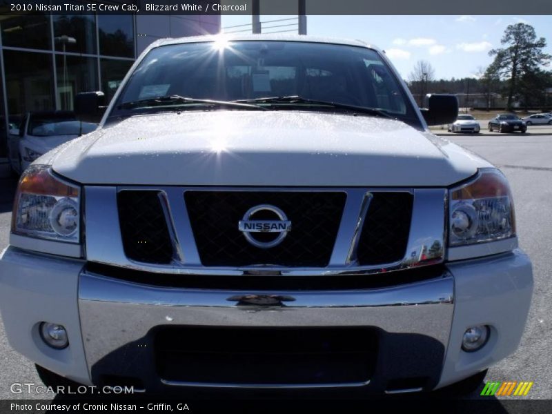 Blizzard White / Charcoal 2010 Nissan Titan SE Crew Cab