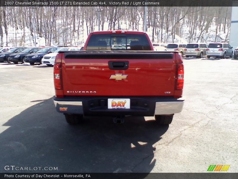 Victory Red / Light Cashmere 2007 Chevrolet Silverado 1500 LT Z71 Extended Cab 4x4