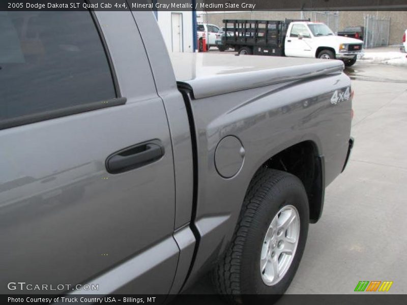 Mineral Gray Metallic / Medium Slate Gray 2005 Dodge Dakota SLT Quad Cab 4x4