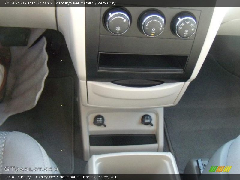 Mercury Sliver Metallic / Aero Grey 2009 Volkswagen Routan S