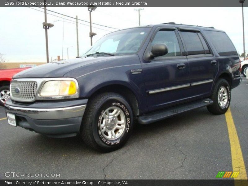 Front 3/4 View of 1999 Expedition XLT