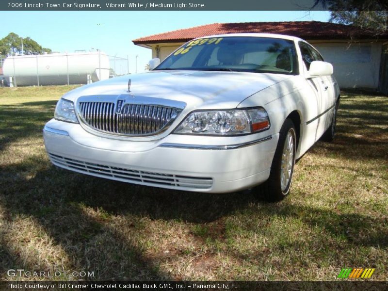 Vibrant White / Medium Light Stone 2006 Lincoln Town Car Signature