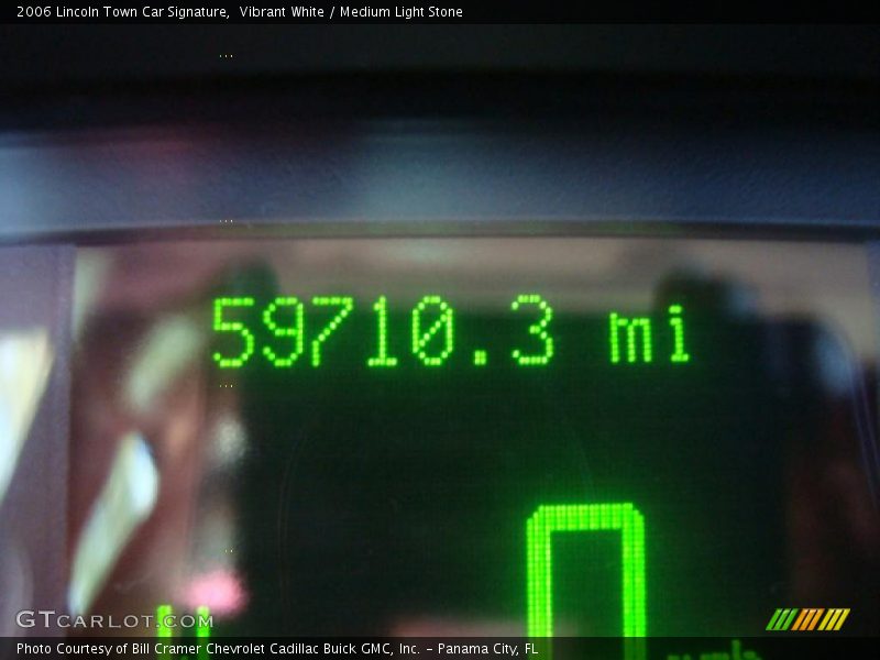 Vibrant White / Medium Light Stone 2006 Lincoln Town Car Signature