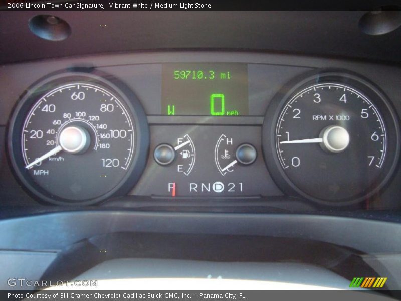 Vibrant White / Medium Light Stone 2006 Lincoln Town Car Signature