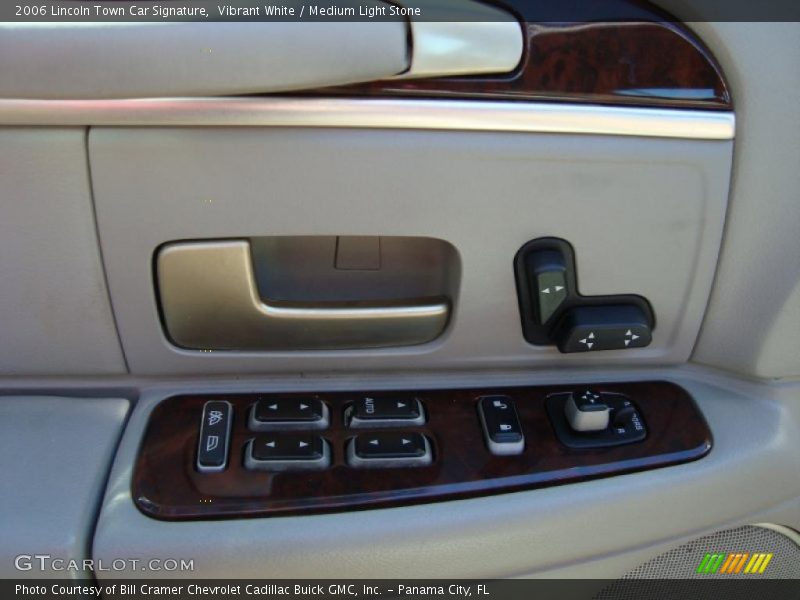 Vibrant White / Medium Light Stone 2006 Lincoln Town Car Signature