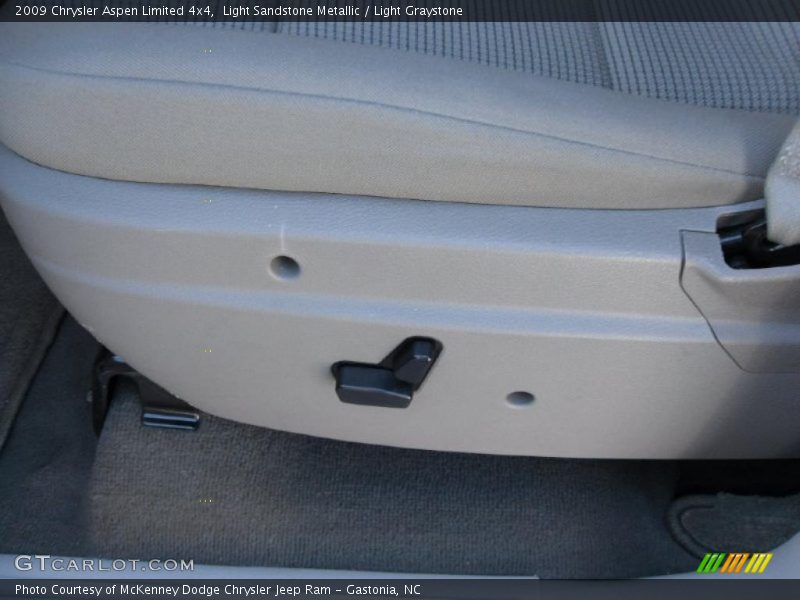 Light Sandstone Metallic / Light Graystone 2009 Chrysler Aspen Limited 4x4