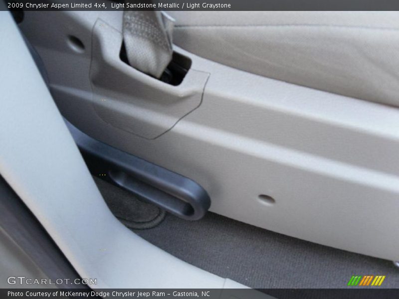 Light Sandstone Metallic / Light Graystone 2009 Chrysler Aspen Limited 4x4