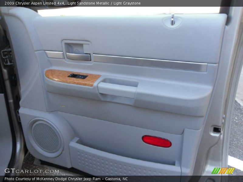 Light Sandstone Metallic / Light Graystone 2009 Chrysler Aspen Limited 4x4