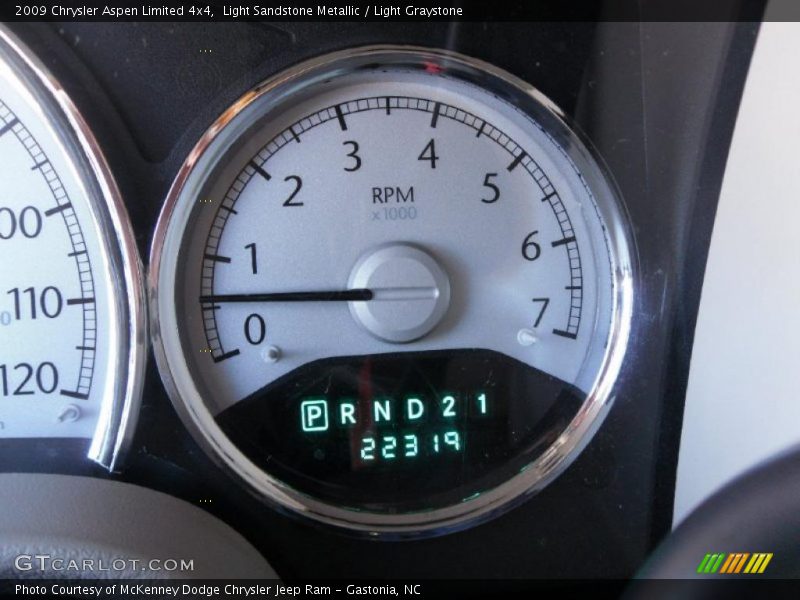 Light Sandstone Metallic / Light Graystone 2009 Chrysler Aspen Limited 4x4