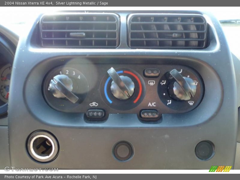 Silver Lightning Metallic / Sage 2004 Nissan Xterra XE 4x4