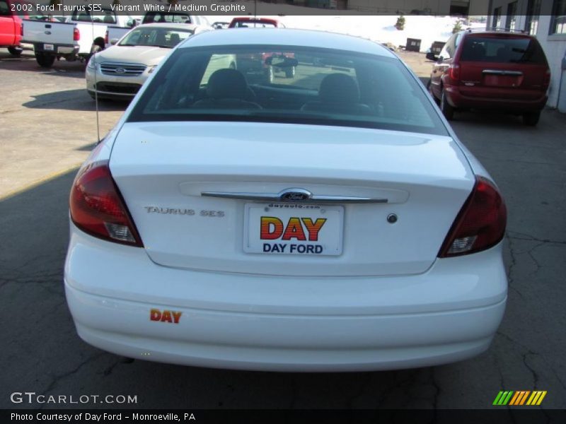 Vibrant White / Medium Graphite 2002 Ford Taurus SES
