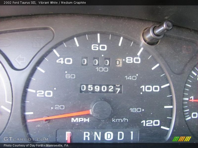 Vibrant White / Medium Graphite 2002 Ford Taurus SES