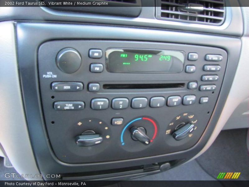 Vibrant White / Medium Graphite 2002 Ford Taurus SES