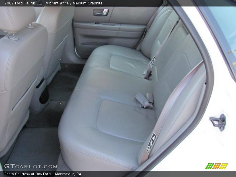 Vibrant White / Medium Graphite 2002 Ford Taurus SES