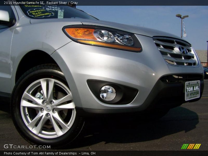 Radiant Silver / Gray 2010 Hyundai Santa Fe SE