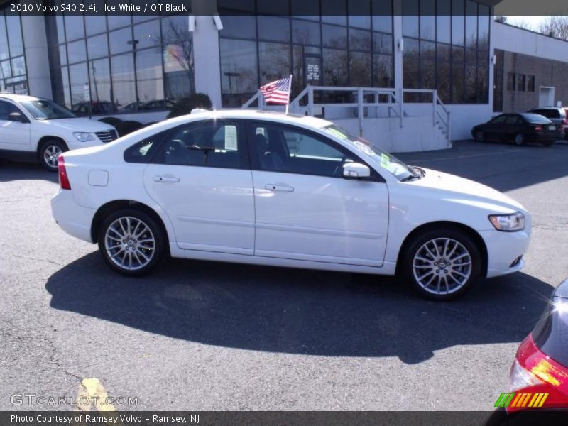 Ice White / Off Black 2010 Volvo S40 2.4i