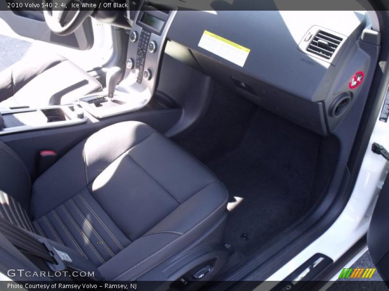 Ice White / Off Black 2010 Volvo S40 2.4i