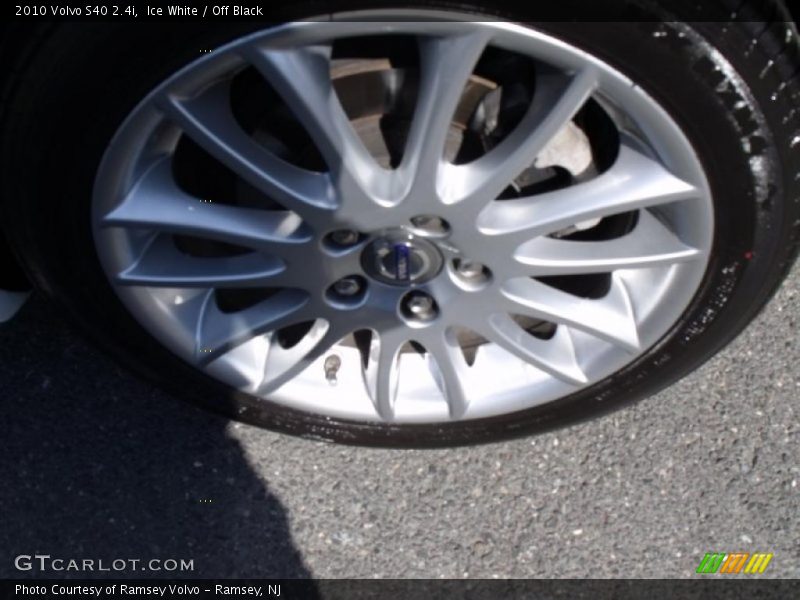 Ice White / Off Black 2010 Volvo S40 2.4i