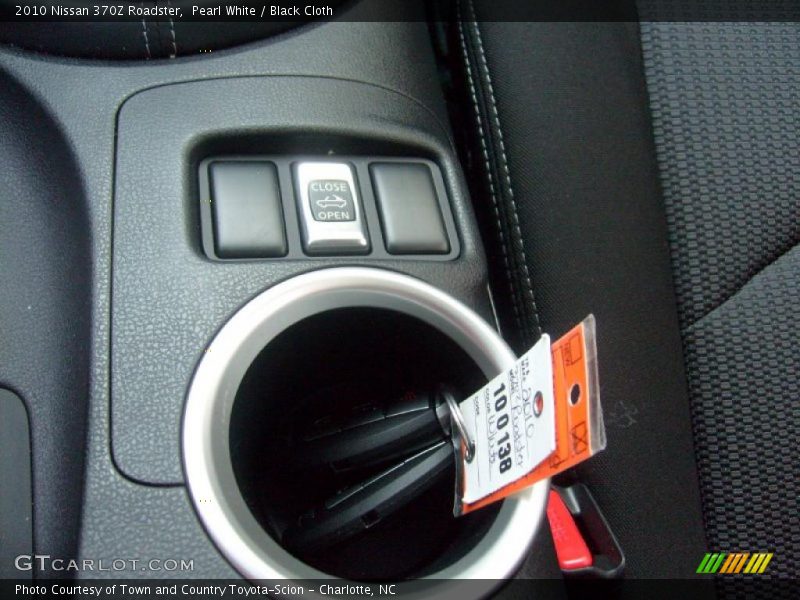Pearl White / Black Cloth 2010 Nissan 370Z Roadster