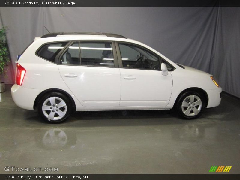 Clear White / Beige 2009 Kia Rondo LX