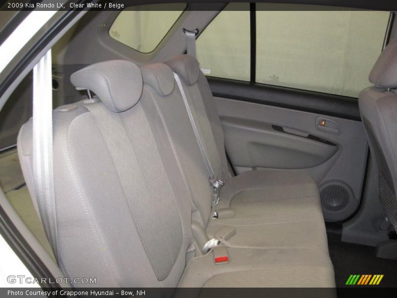 Clear White / Beige 2009 Kia Rondo LX