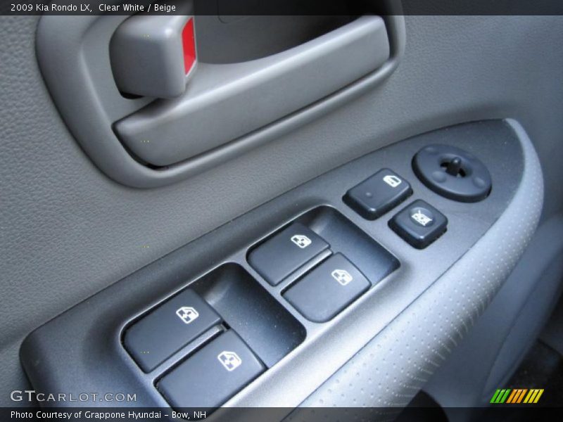 Clear White / Beige 2009 Kia Rondo LX