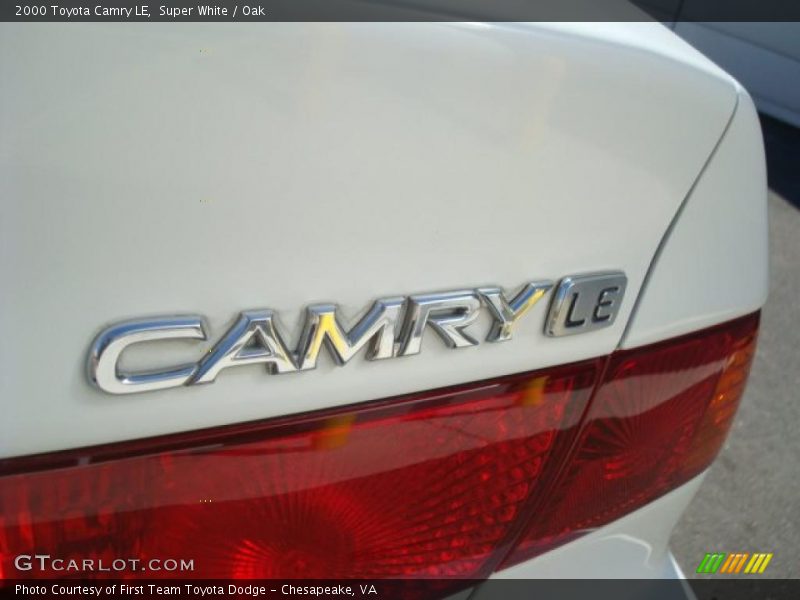 Super White / Oak 2000 Toyota Camry LE