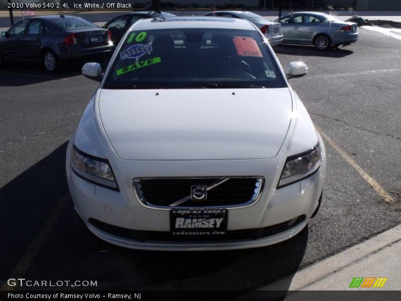 Ice White / Off Black 2010 Volvo S40 2.4i