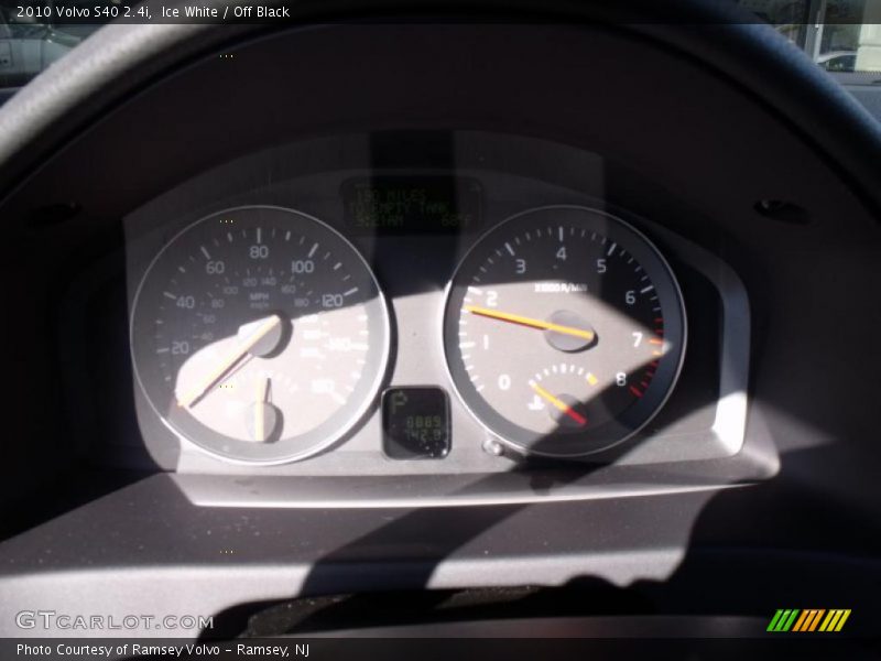 Ice White / Off Black 2010 Volvo S40 2.4i