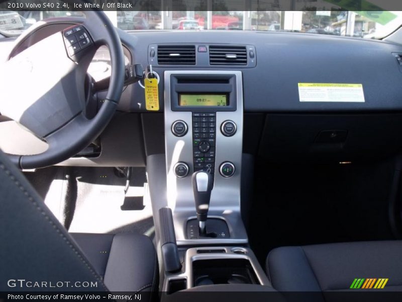 Ice White / Off Black 2010 Volvo S40 2.4i