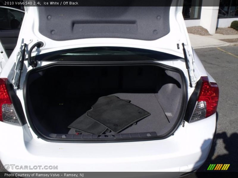 Ice White / Off Black 2010 Volvo S40 2.4i