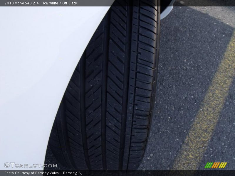 Ice White / Off Black 2010 Volvo S40 2.4i