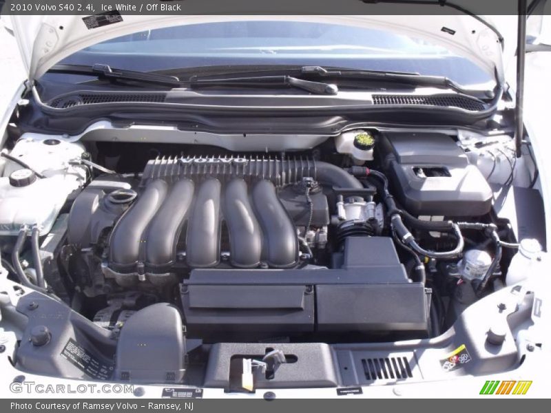 Ice White / Off Black 2010 Volvo S40 2.4i