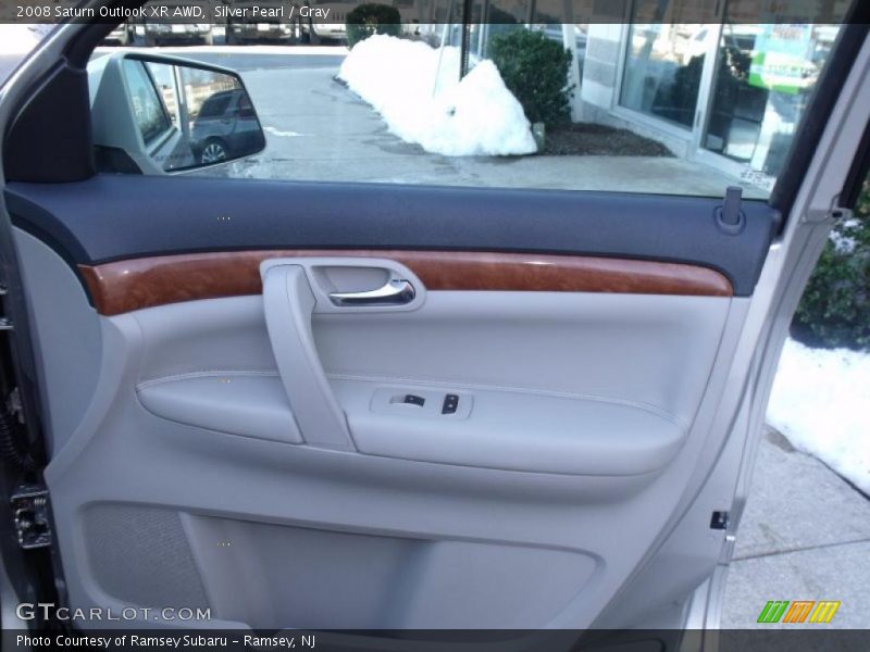 Silver Pearl / Gray 2008 Saturn Outlook XR AWD