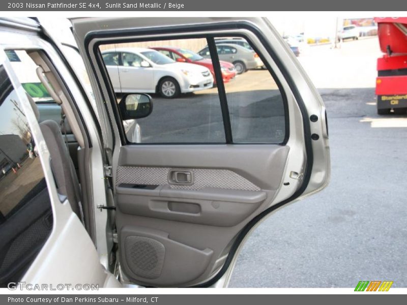 Sunlit Sand Metallic / Beige 2003 Nissan Pathfinder SE 4x4