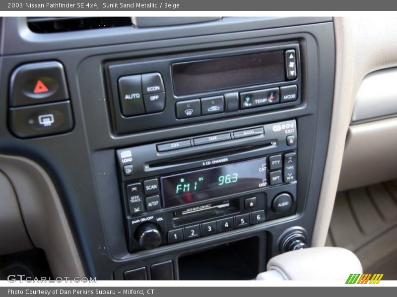 Sunlit Sand Metallic / Beige 2003 Nissan Pathfinder SE 4x4